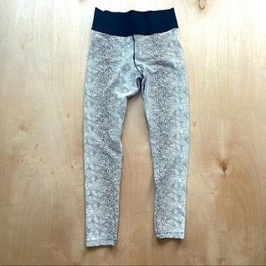 Blue Life Fit high waisted Charcoal and gray snake print leggings size Small.